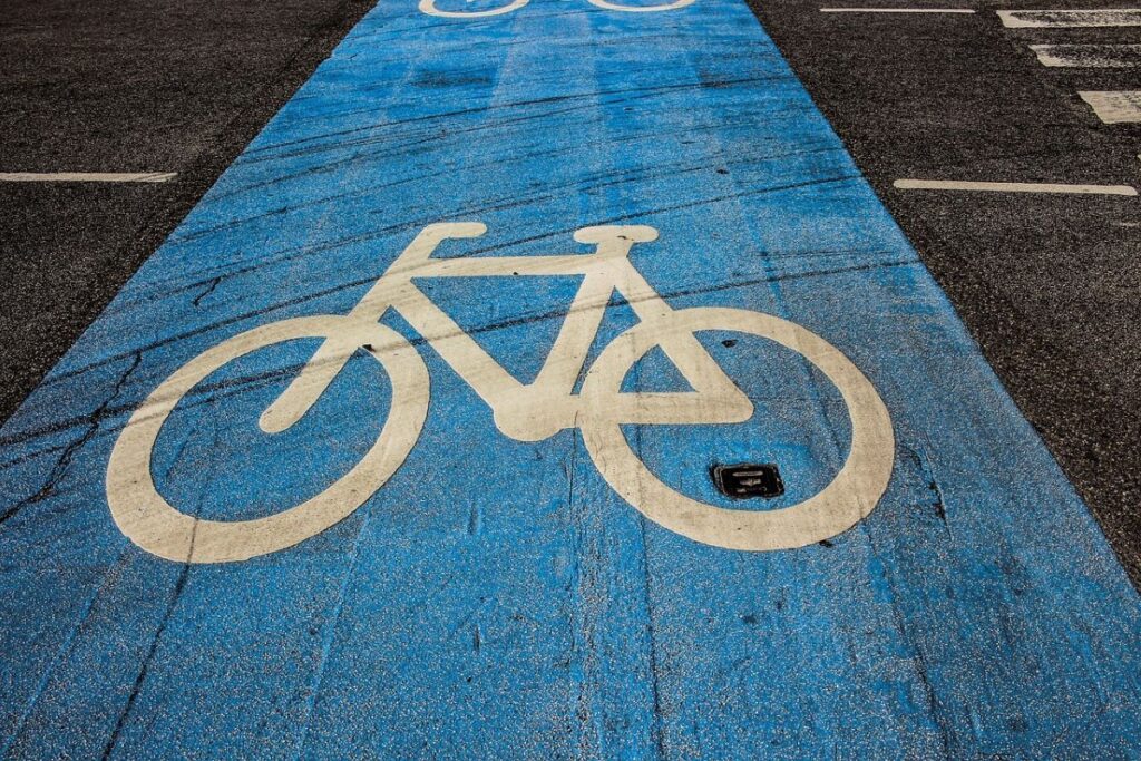 The Longest Continuous Cycle Path